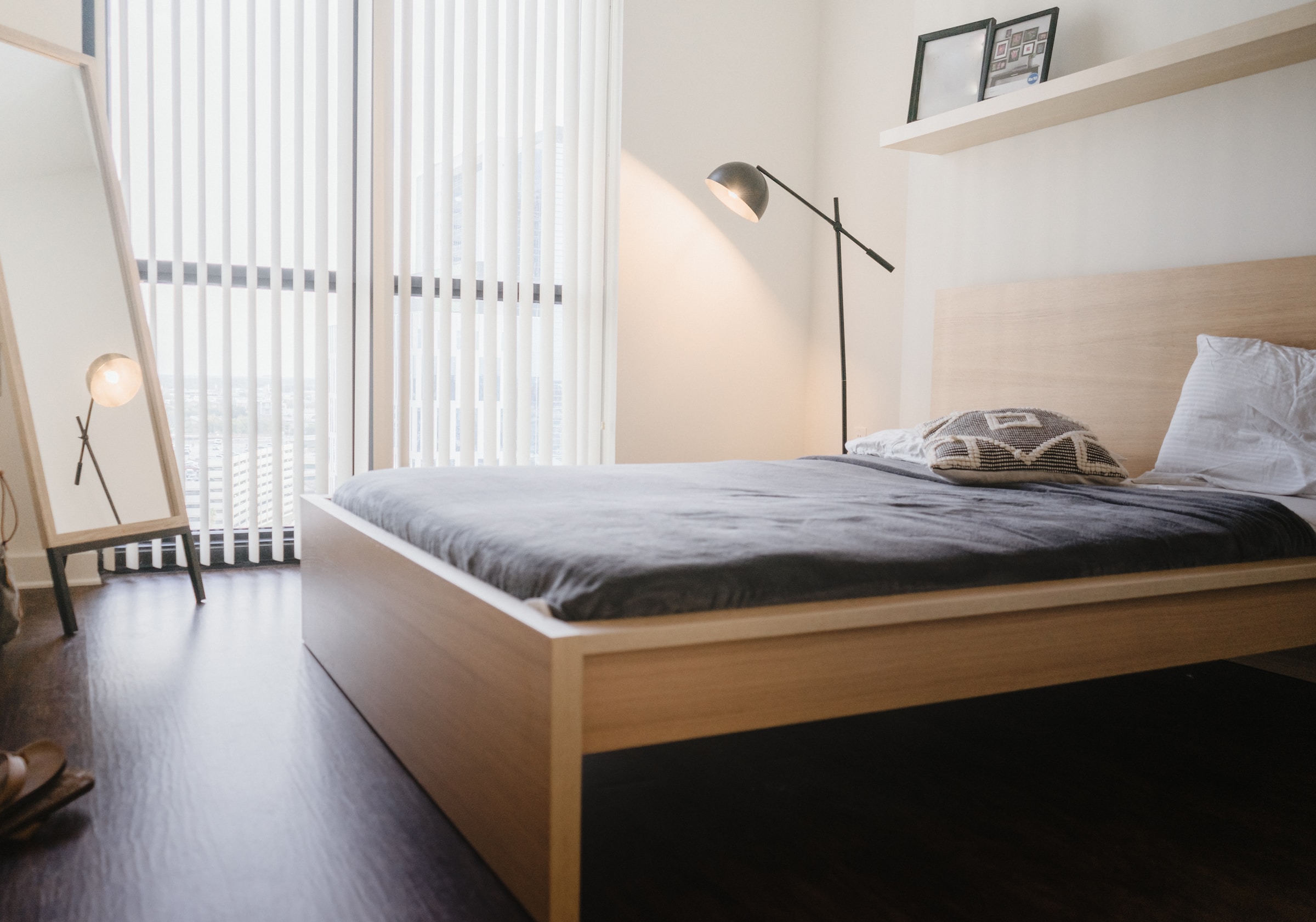 Væghængt natbord – praktisk og pladsbesparende